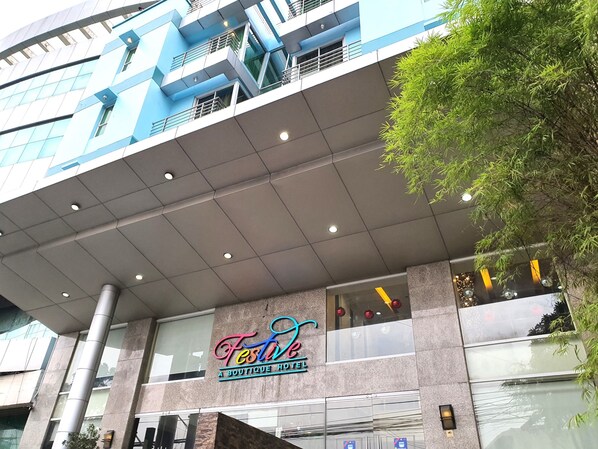 A modern building with a sign for 'Festive Boutique Hotel'. - Festive Hotel Makati (Makati)