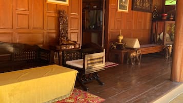 Escritorio, wifi gratis y ropa de cama