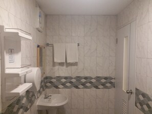 Standard Double Room | Bathroom - The 9 Resort (Bangkok)