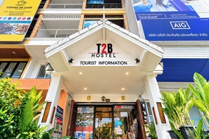 The T2B Hostel entrance with a sign for Tourist Information. - T2B Hostel (Chiang Mai)