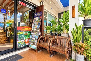 Lobby sitting area - T2B Hostel (Chiang Mai)