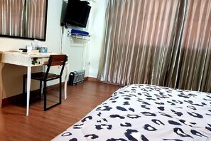 Habitación doble superior | Espacio para trabajar con laptop, wifi gratis y ropa de cama 