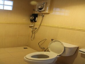 Douche, articles de toilette (gratuits), serviettes fournies