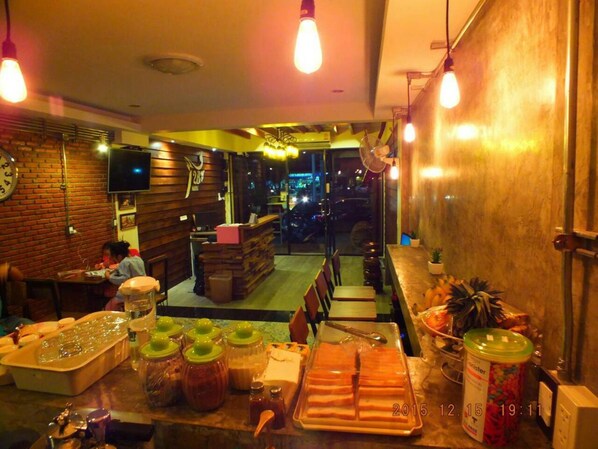 Dining - T2B Home - Hostel (Chiang Mai)