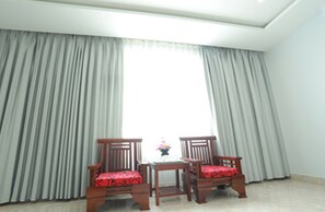 Minibar, desk, laptop workspace, soundproofing - Tan Truong Son Hotel (Dong Hoi)