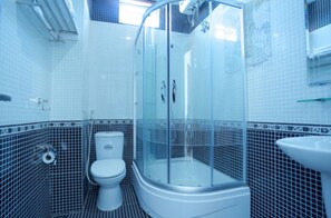 Douche, articles de toilette gratuits, chaussons, bidet