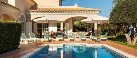 Utendørsbasseng og et oppvarmet basseng