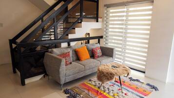 Apartemen Eksekutif | Area keluarga | Smart TV 55-inci dengan saluran TV satelit