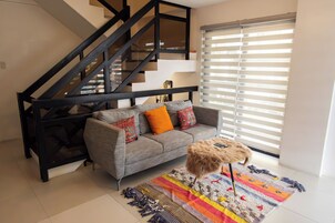 行政公寓 | 起居区 | 55-英寸智能电视（配备卫星频道）