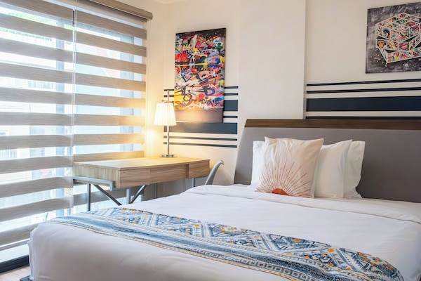 Executive Apartment | Minibar, individually decorated, individually furnished, desk