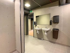 Basic Shared Dormitory | Bathroom - Spåtind Fjellhotell (Nordre Land)