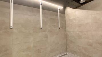 Perusyhteismajoitus | Kylpyhuone | Suihku, pyyhkeet, vessapaperi