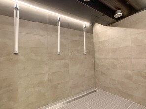 Dormitório compartilhado básico | Banheiro | Chuveiro, toalhas de banho, papel higiênico