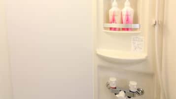 3F | Kamar mandi | Shower, perlengkapan mandi gratis, dan pengering rambut