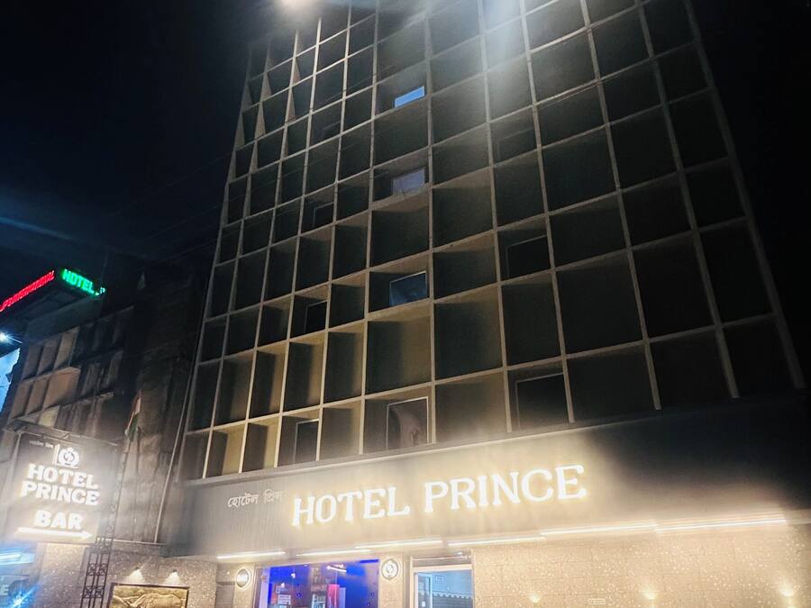 Un edifici de diversos pisos amb el rètol "HOTEL PRINCE" ben visible.