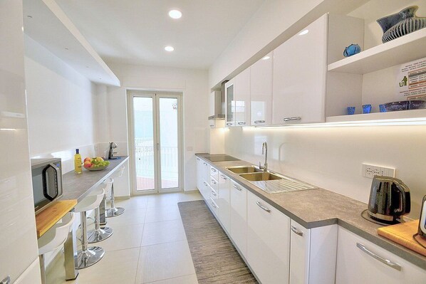 Fridge, microwave, stovetop, dishwasher