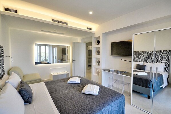 2 bedrooms, desk, iron/ironing board, free WiFi - Appartamento Adria C: A bright and cheerful apartment located in the center of Sorrento, with Free WI-FI. (Sorrento)