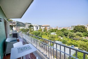 Outdoor dining - Appartamento Adria C: A bright and cheerful apartment located in the center of Sorrento, with Free WI-FI. (Sorrento)