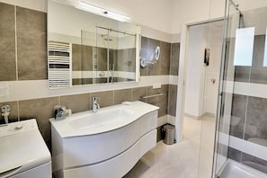 Douche, serviettes fournies