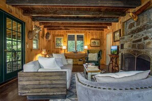 TV, fireplace, DVD player - Horseshoe Hollow, Private Log Cabin on 10 acres (Lake Toxaway)