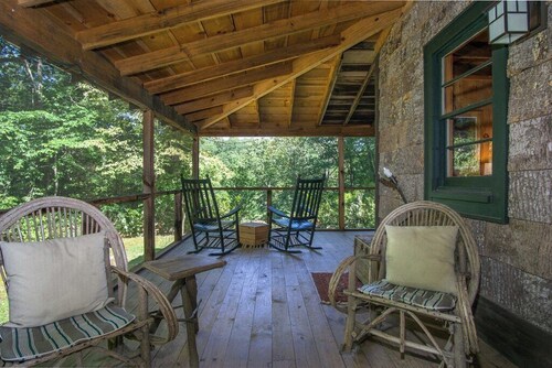 Horseshoe Hollow, Private Log Cabin on 10 acres