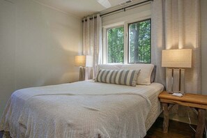 3 bedrooms, iron/ironing board, WiFi, bed sheets - Horseshoe Hollow, Private Log Cabin on 10 acres (Lake Toxaway)