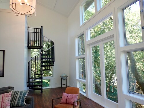 Gorgeous 2Bd + Loft with Deck and Gardens. Soaring 20 ft ceilings, huge windows!