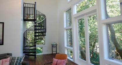 Gorgeous 2Bd + Loft with Deck and Gardens. Soaring 20 ft ceilings, huge windows!