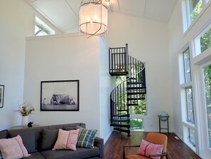 Smart TV - Gorgeous 2Bd + Loft with Deck and Gardens. Soaring 20 ft ceilings, huge windows! (Kentfield)