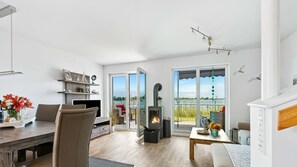 Fernseher, Kamin, DVD-Player, Stereoanlage