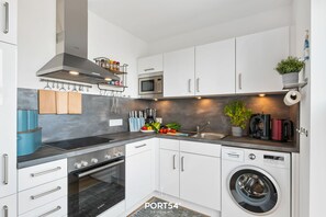 Een koelkast, een magnetron, een oven, een kookplaat