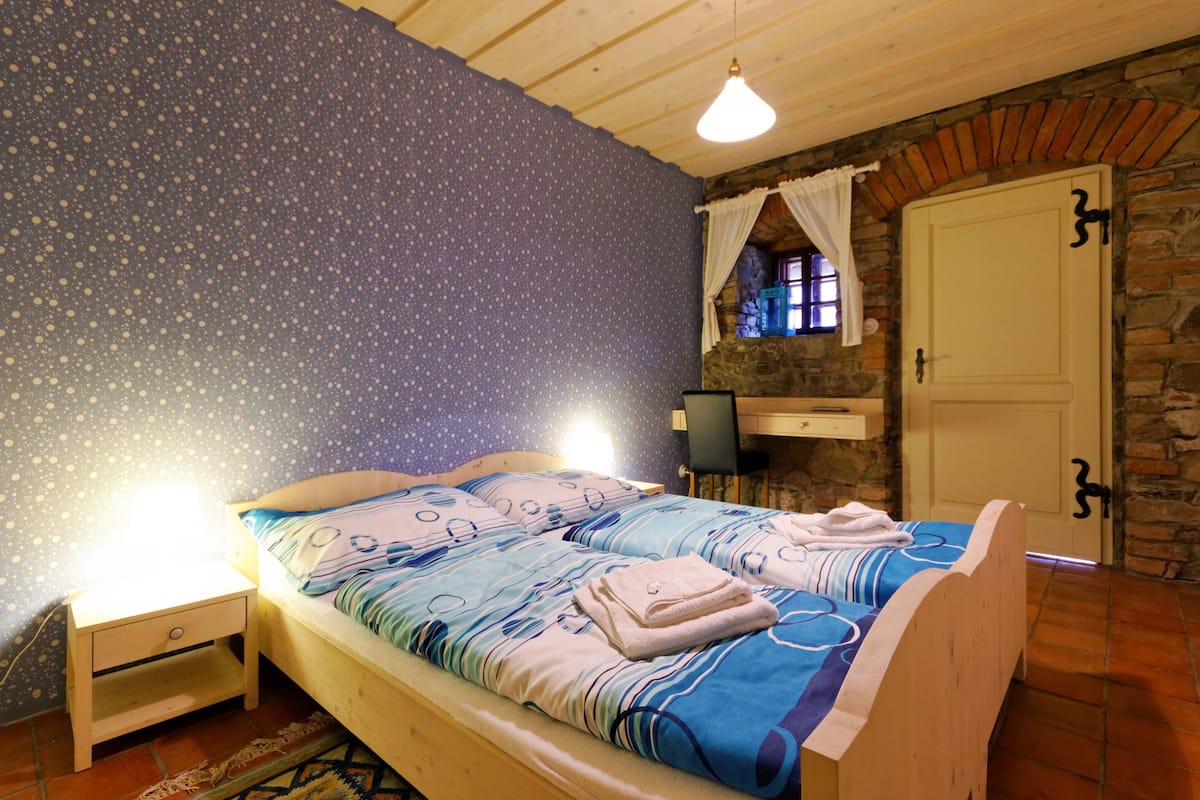 Habitación doble Deluxe (Blue) | Decoración personalizada, muebles diferentes y cortinas blackout