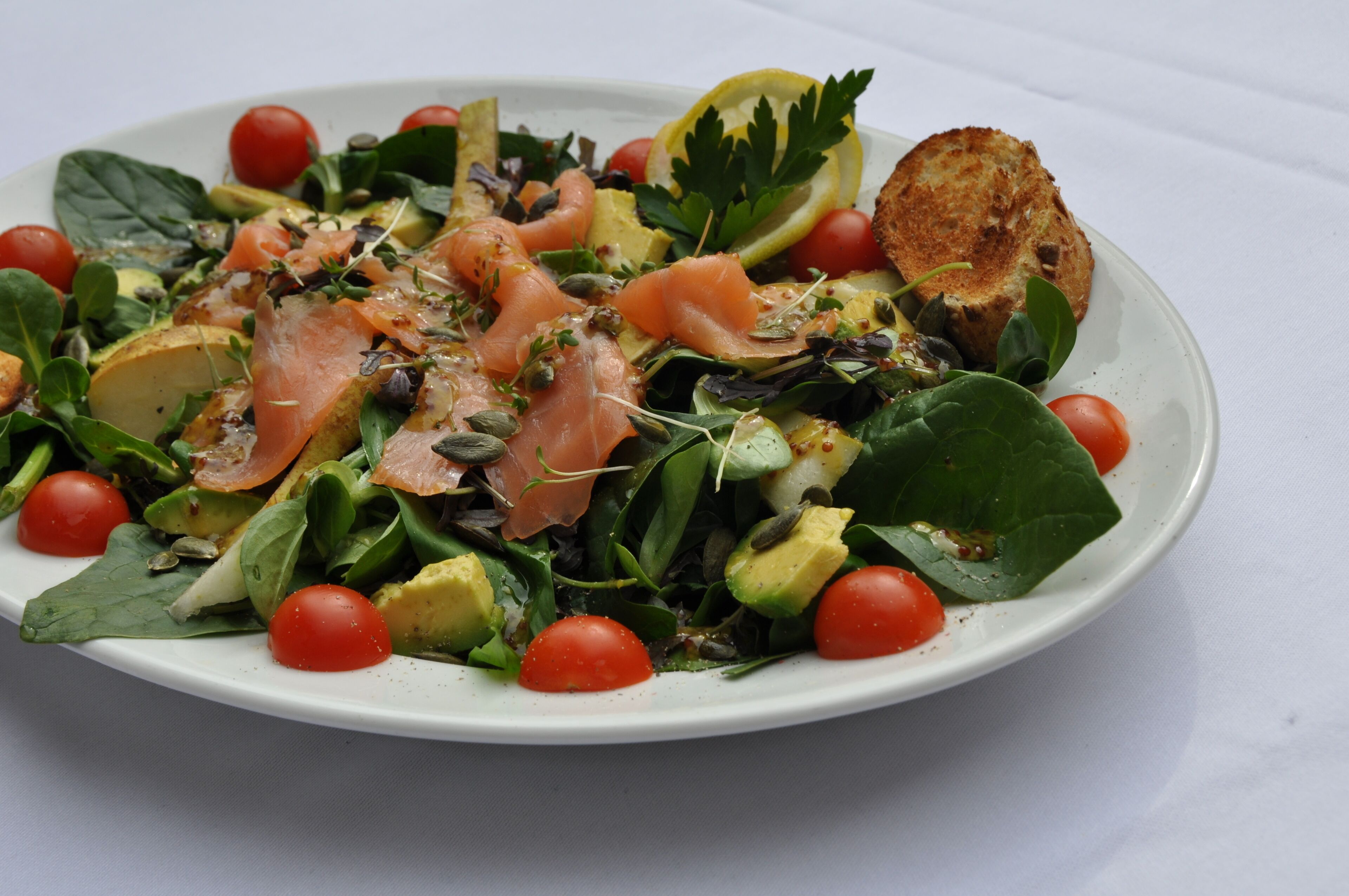Ein Salat mit verschiedenen Zutaten.