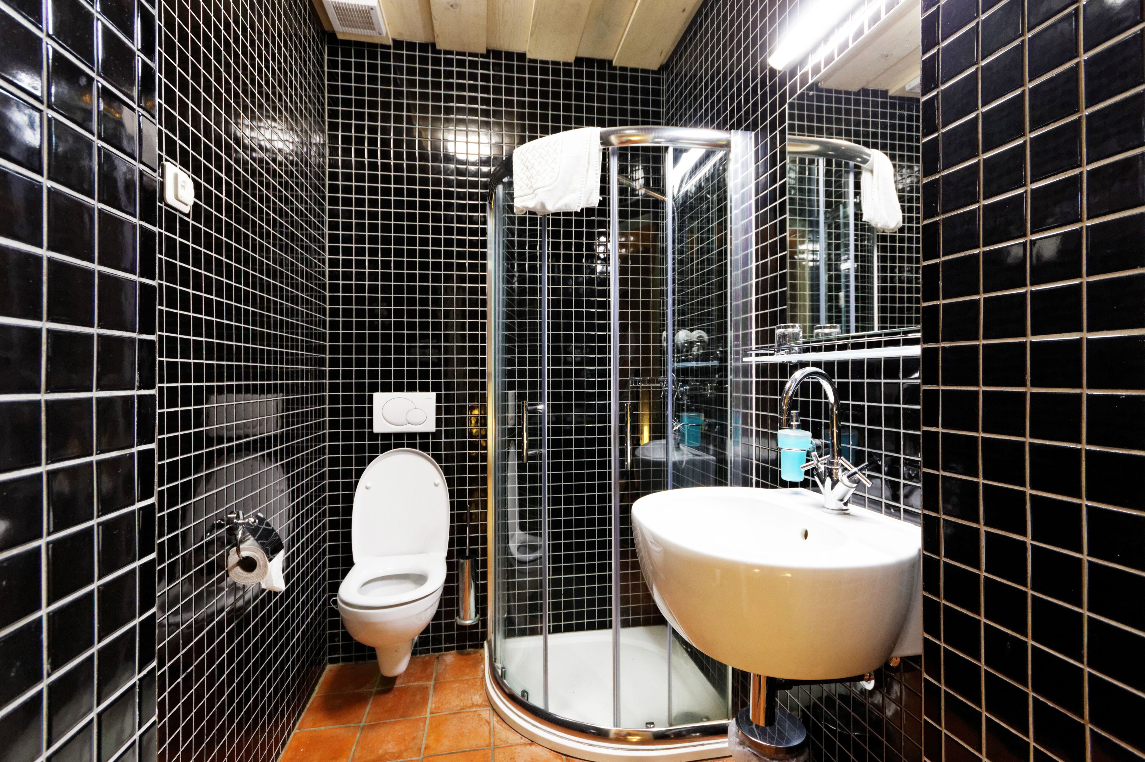 Deluxe Double Room (Blue) | Bathroom | Shower, free toiletries, heated floors, towels