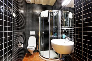Kahden hengen deluxe-huone (Blue) | Kylpyhuone | Suihku, ilmaiset hygieniatuotteet, lämmitetyt lattiat, pyyhkeet