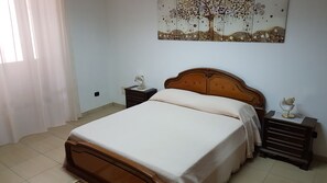 1 dormitorio, tabla de planchar con plancha, wifi gratis y ropa de cama