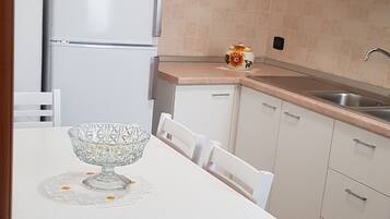 Frigorifero, forno, piano cottura, macchina per tè/caffè