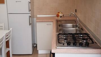 Frigorifero, forno, piano cottura, macchina per tè/caffè