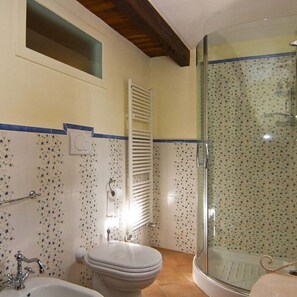 Haartrockner, Handtücher, Seife, Toilettenpapier