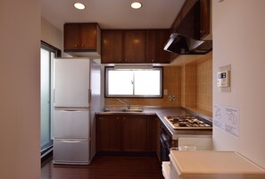 1LDK Apartment, Non Smoking (901) | Private kitchenette | Fridge, microwave, electric kettle, cookware/dishes/utensils - Hostel Inn Tokyo Kuramae (Tokyo)