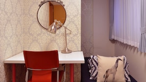 A bedroom with a desk, chair, bed, and a mirror. - Hostel Inn Tokyo Kuramae (Tokyo)