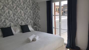 2 chambres, coffres-forts dans les chambres, fer et planche Ă  repasser