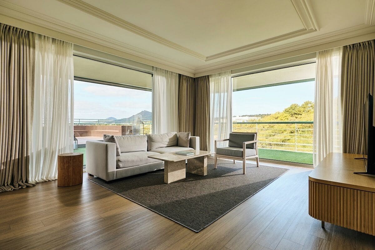 Roupas de cama premium, cofres nos quartos, cortinas blackout