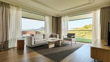 Ropa de cama de alta calidad y caja de seguridad en la habitación