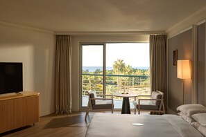 Premium bedding, in-room safe, blackout curtains, free cots/infant beds