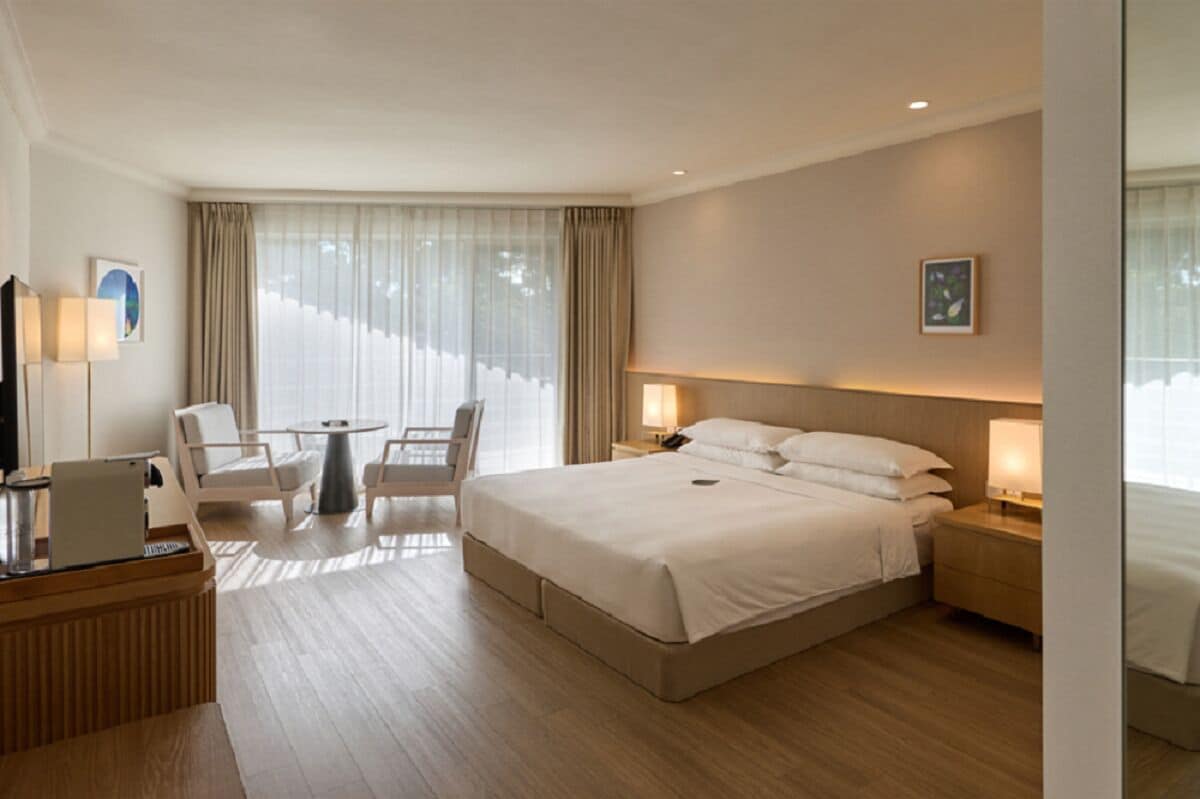 Premium bedding, in-room safe, blackout curtains, free cots/infant beds