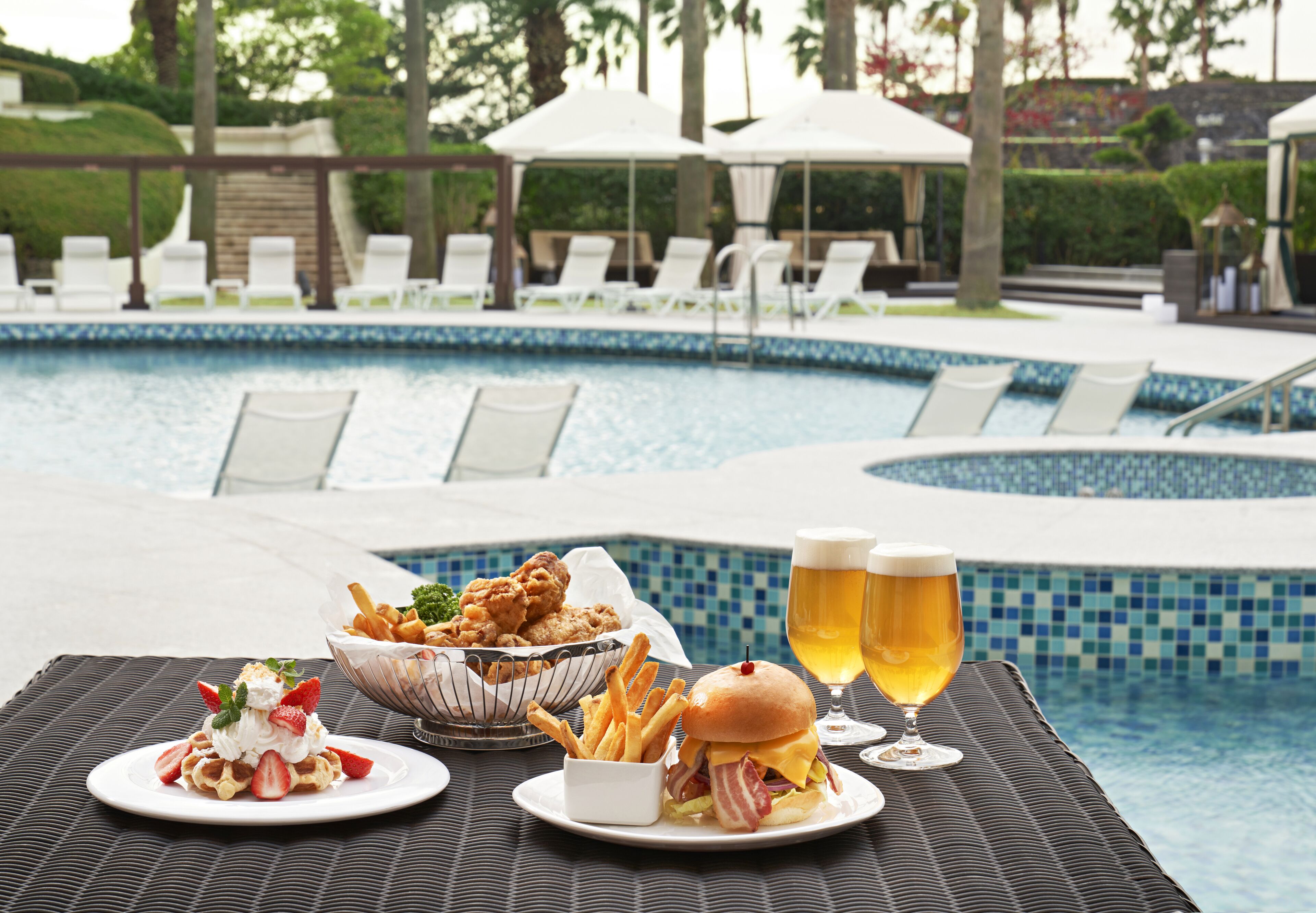Bar au bord de la piscine