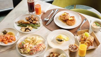 Daily buffet breakfast (KRW 70000 per person)