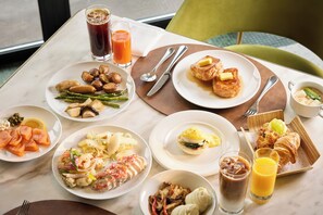 Daily buffet breakfast (KRW 70000 per person)