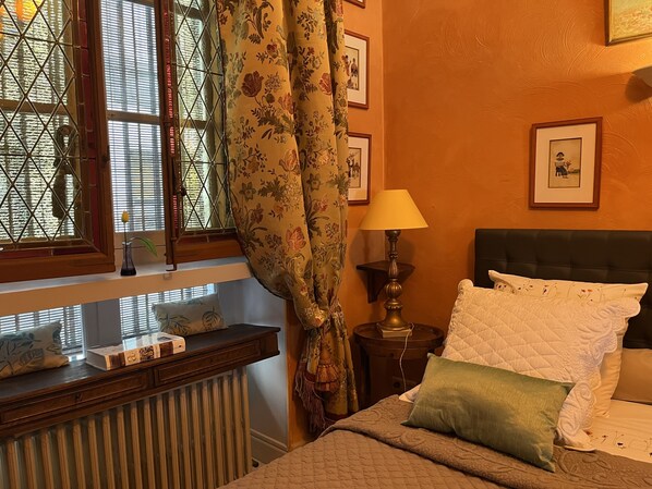 1 bedroom, Egyptian cotton sheets, premium bedding, Select Comfort beds